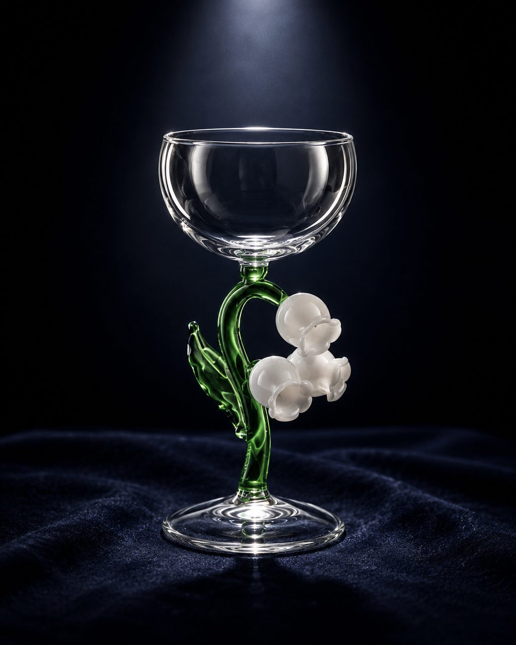 Taça de vinho com flor de  Lírio