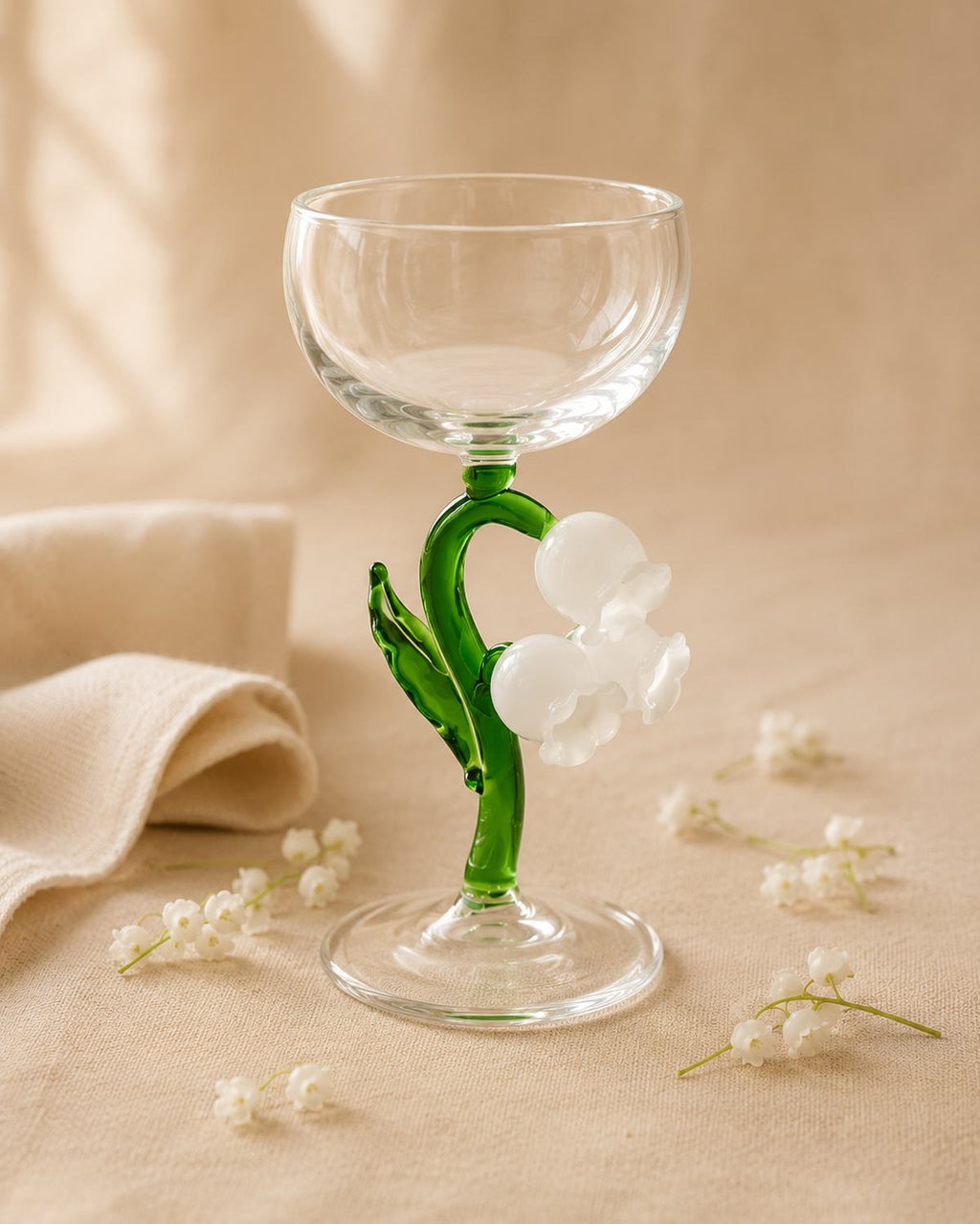 Taça de vinho com flor de  Lírio